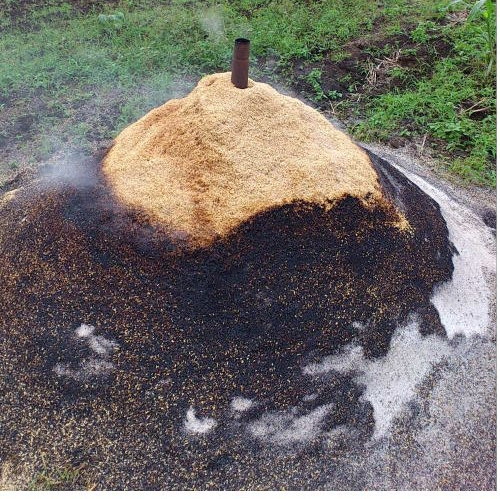 もみ殻燻炭1ｋｇ 1 5ｋｇ袋 畑の 籾殻炭化物は 主成分が多孔質の二酸化珪素 シリカ