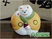 湯飲みを持っているおばあさんねこ