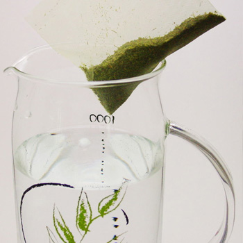 お水を注いで簡単に冷たい緑茶